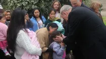 El Cardenal Cipriani bendice a algunas niñas en el Hogar Gladys. Foto: Arzobispado de Lima