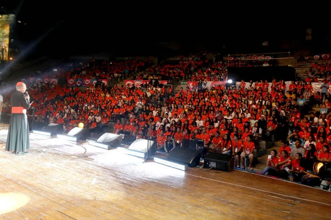 Cardenal Cipriani reza con miles de jóvenes por la defensa de la vida y la familia en Perú