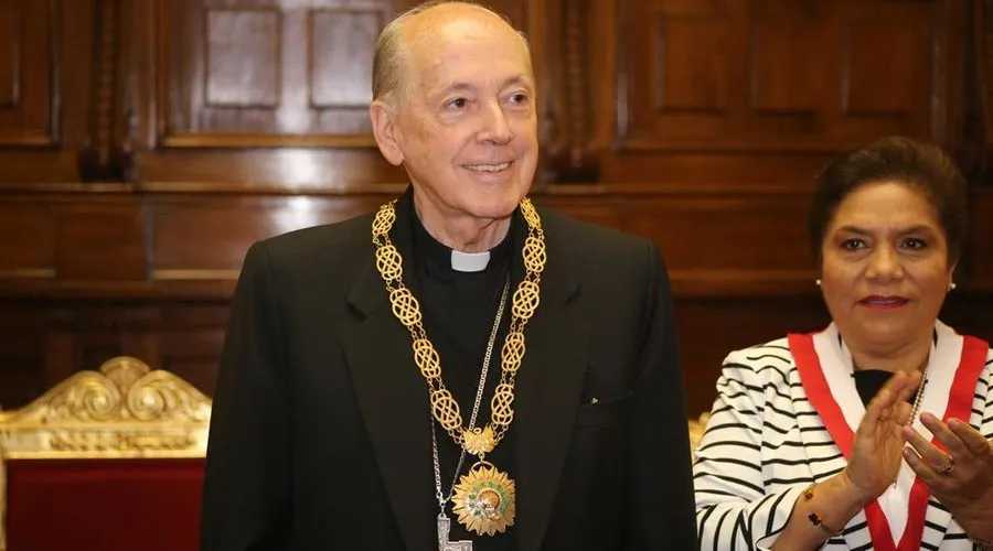 Cardenal Cipriani condecorado en Congreso de Perú por labor pastoral y valentía 