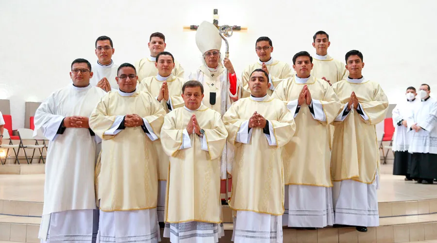 El Cardenal Brenes y los 11 nuevos diáconos ordenados en Nicaragua. Crédito: Arquidiócesis de Managua
