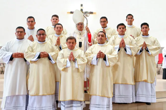 Cardenal ordena 11 diáconos en Nicaragua: Su misión es servir, no el poder