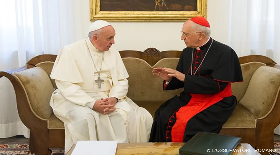 El Papa Francisco conversando con el Cardenal Fernando Filoni (imagen referencial) / Foto: L'Osservatore Romano