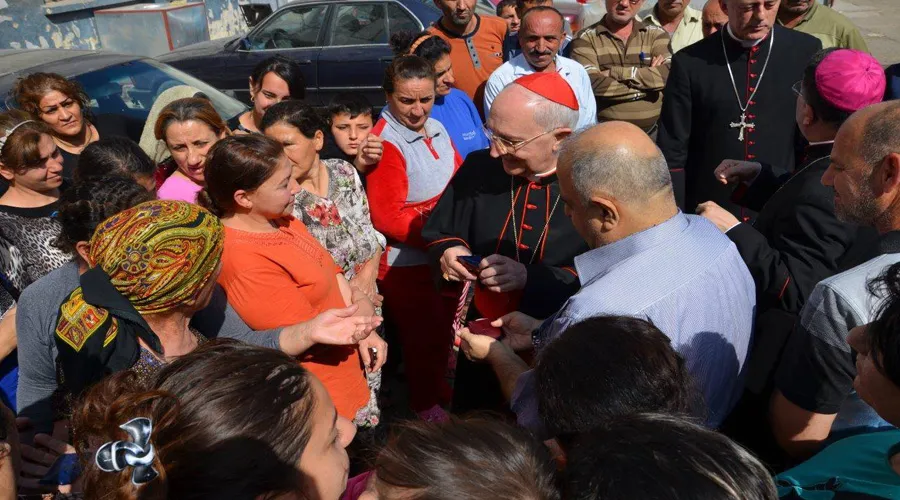 Cardenal Filoni y cristianos en Bagdad. Foto: Facebook Amigos de Irak.