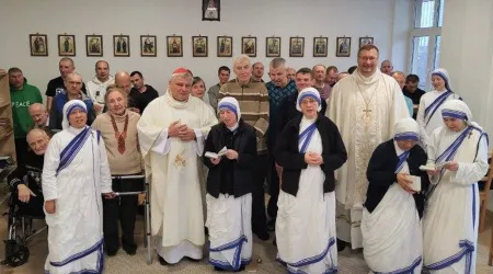 Cardenal enviado papal festeja la Navidad con católicos en Ucrania