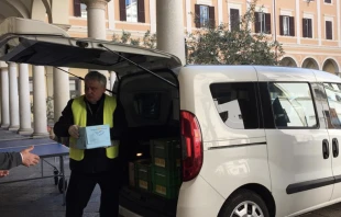 Card. Konrad Krajewski entregando alimentos donados por el Papa. Foto: Mercedes De La Torre / ACI Prensa 