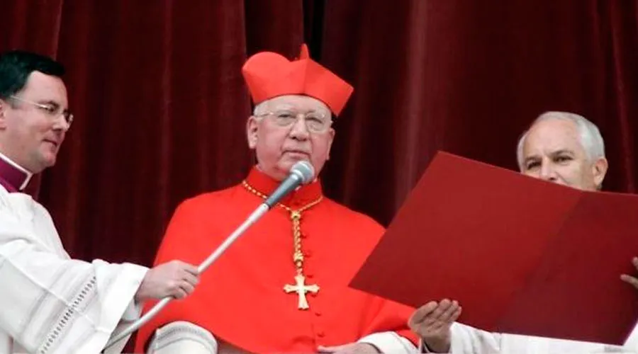 El Cardenal Jorge Medina cuando hizo el anuncio de la elección de Benedicto XVI. Crédito: Iglesia.cl