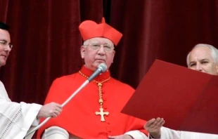 El Cardenal Jorge Medina cuando hizo el anuncio de la elecciu00f3n de Benedicto XVI. Cru00e9dito: Iglesia.cl 