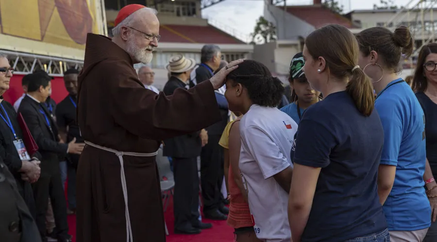 Cardenal Sean O'Malley bendice algunos jóvenes. Foto: Prensa Camino Neocatecumenal