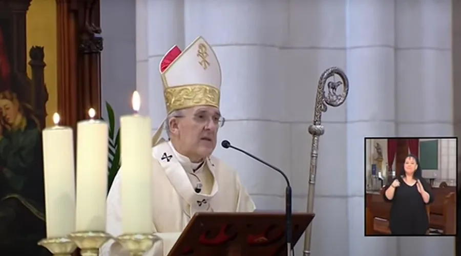 Cardenal Carlos Osoro, Arzobispo de Madrid, durante la celebración de la misa en la catedral de la Almudena. Crédito: Captura de pantalla Youtube.