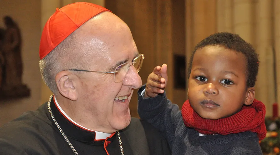 Cardenal Carlos Osoro, Arzobispo de Madrid (España) con uno de los niños de la Fundación Madrina. Foto: ArchiMadrid. ?w=200&h=150