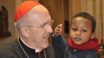 Cardenal Carlos Osoro, Arzobispo de Madrid (España) con uno de los niños de la Fundación Madrina. Foto: ArchiMadrid. 