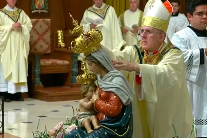 Cardenal corona histórica imagen de la Virgen María en Estados Unidos