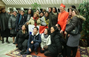 Cardenal Josu00e9 Luis Lacunza Maestrojuu00e1n y fieles de Panamu00e1 que llegaron al Vaticano. Foto: Daniel Ibu00e1u00f1ez / ACI Prensa. 