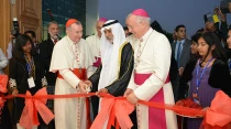 Cardenal Parolin, Nahyan bin Mubarak Al Nahyan y Mons. Hinder en la inauguraciu00f3n de la parroquia San Pablo. Foto: AVOSA.