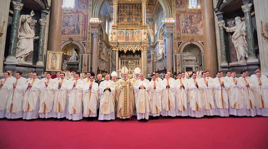 Cardenal Pietro Parolin y nuevos sacerdotes de los Legionarios de Cristo. Foto: Legionarios de Cristo.