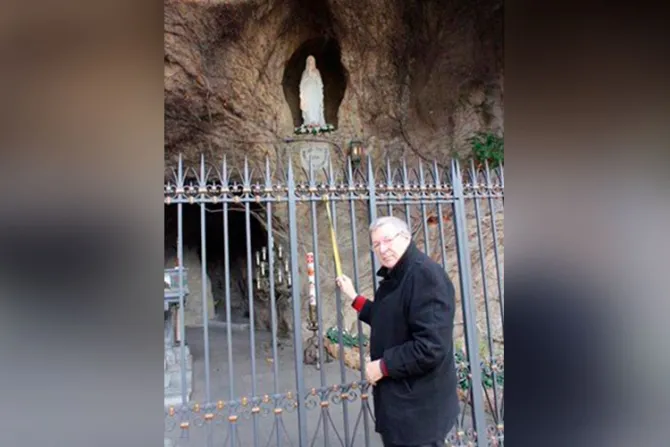 Cardenal Pell reza ante gruta de la Virgen de Lourdes por víctimas de abusos