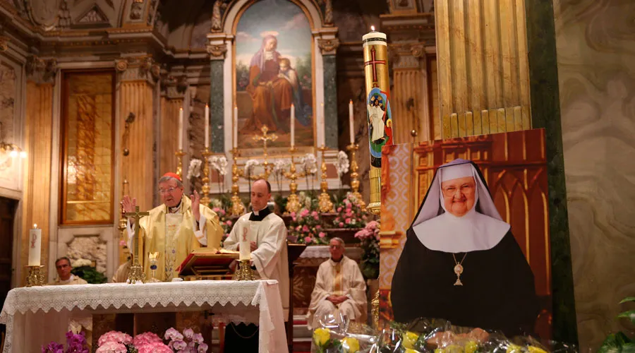 El Cardenal George Pell en la Misa que presidió por la Madre Angélica el 1 de abril en la Iglesia Santa Ana en el Vaticano. Foto Daniel Ibáñez / ACI Prensa