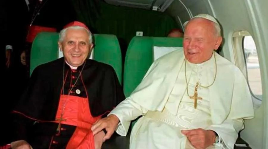 Cardenal Joseph Ratzinger (Benedicto XVI) y San Juan Pablo II. Crédito: Vatican Media