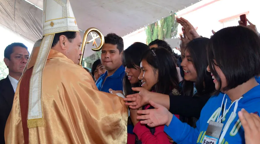 Cardenal Norberto Rivera saluda a un grupo de jóvenes. Foto Facebook SIAME?w=200&h=150