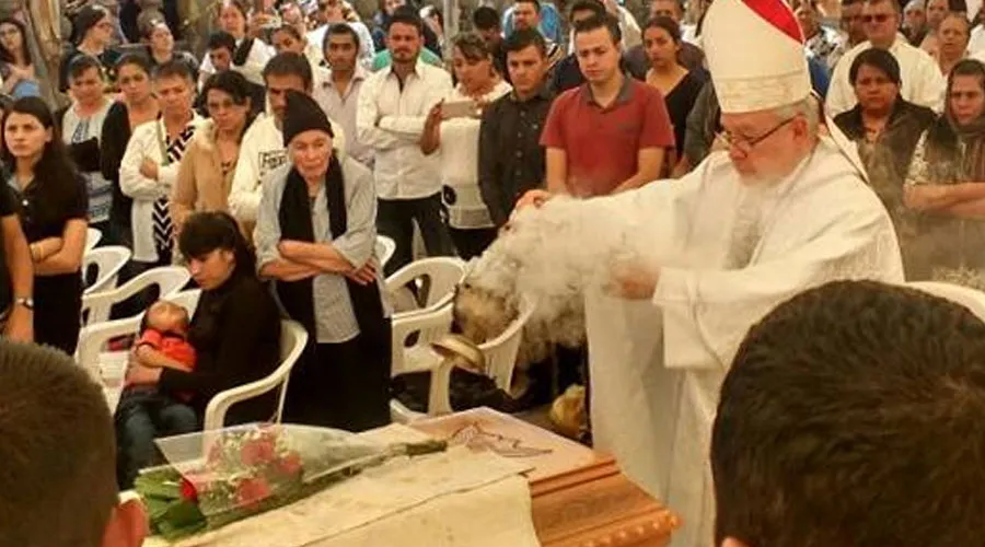 El Cardenal Robles bendice el féretro del P. Juan Miguel Contreras. Foto: Seminario Arquidiocesano de Guadalajara