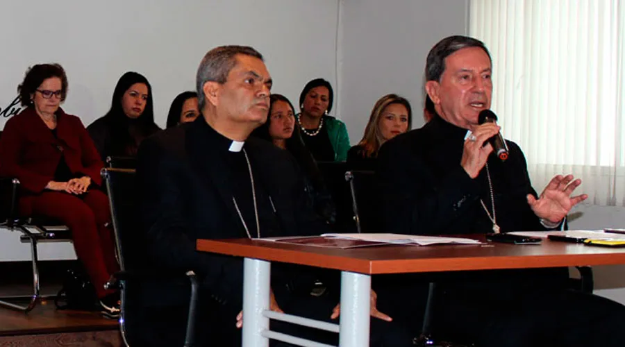 El Cardenal Rubén Salazar (der.) en la conferencia de prensa de esta mañana en la sede de la CEC. Foto CEC