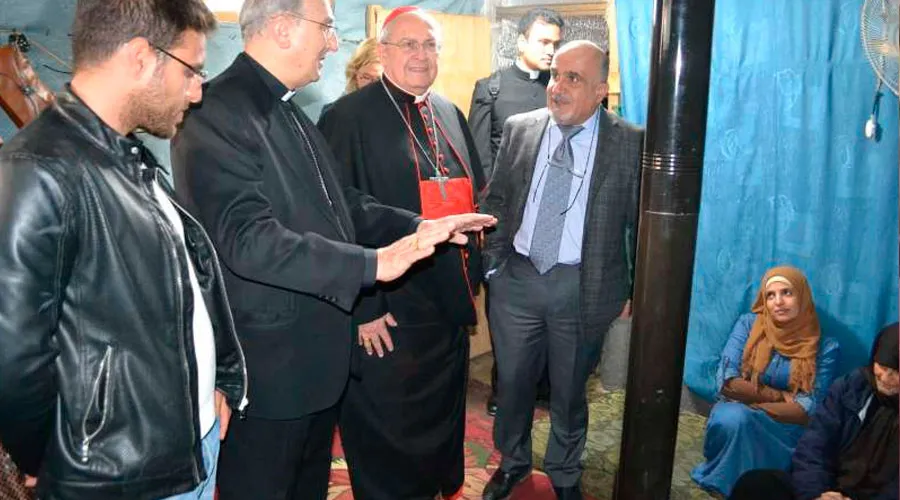 El Cardenal Leonardo Sandri durante una visita a refugiados en el Líbano - Foto: Manhal Makhoul (L'Ouevre d'Orient)