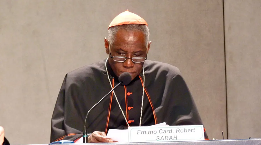 Cardenal Sarah sobre el sacerdocio: Está en peligro mortal 
