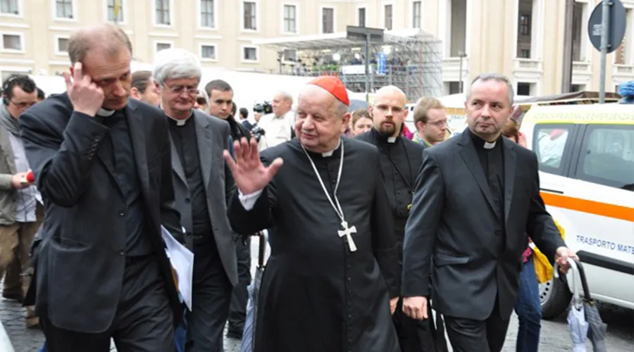 Cardenal Stanislaw Dziwisz saluda a los peregrinos en la Plaza de San Pedro (30 de abril de 2011) | Crédito: Ernesto Gygax - ACI Prensa