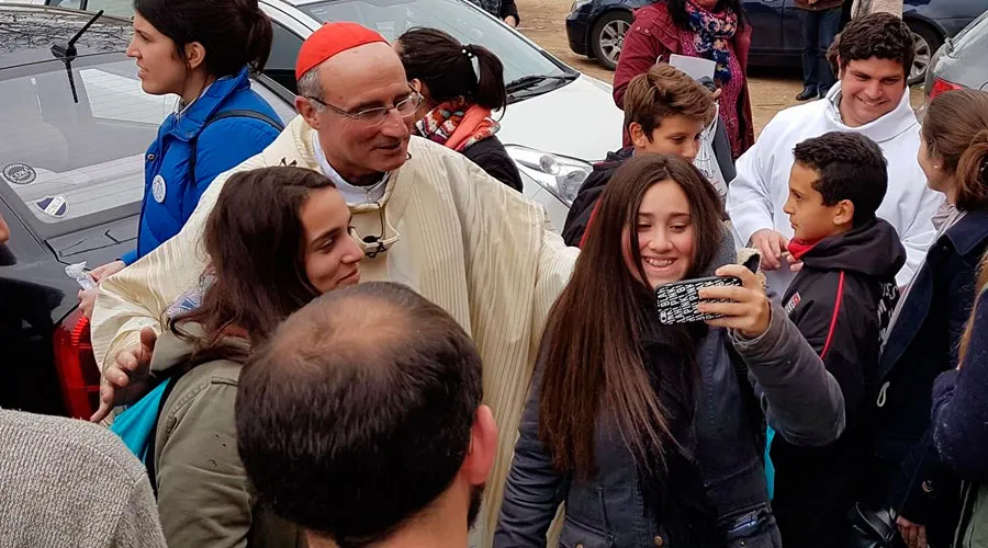 El Cardenal Daniel Sturla con algunos jóvenes. Foto Facebook Iglesia Católica Montevideo
