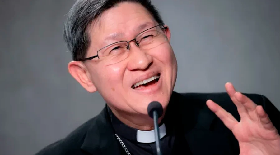 Cardenal Luis Antonio Tagle habla en una conferencia de prensa del Vaticano para presentar la Jornada Mundial de las Misiones 2021, el 21 de octubre de 2021. | Crédito: Daniel Ibáñez - ACI Prensa?w=200&h=150