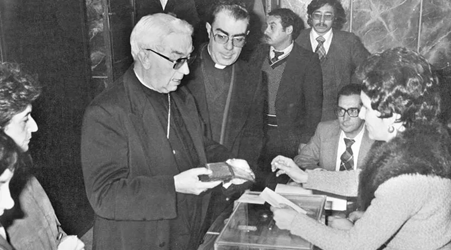 Cardenal Tarancón ejerciendo su derecho al voto. Foto: Congreso “La Iglesia en la Sociedad Democrática”