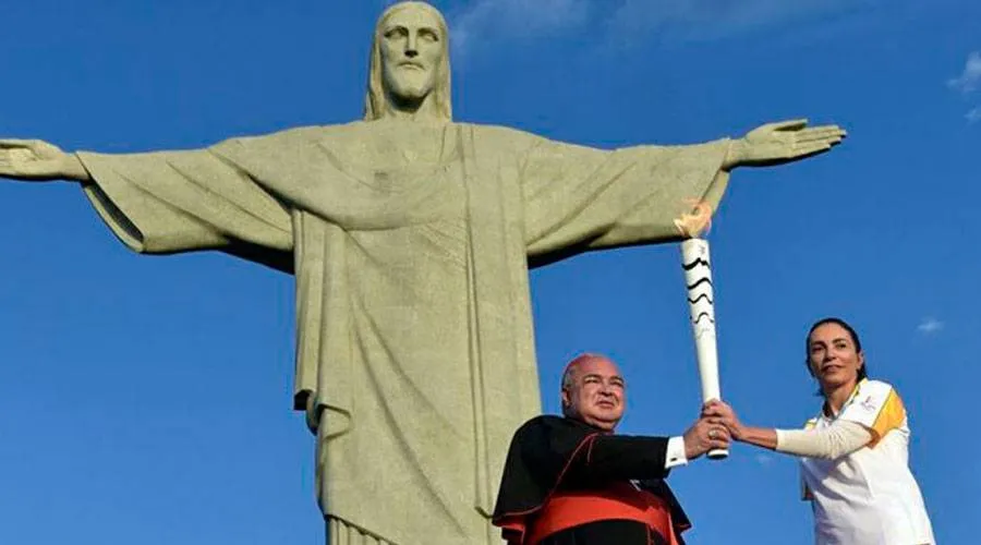 Cardenal Orani Tempesta, Arzobispo de Río de Janeiro, con la antorcha olímpica a los pies del Cristo Redentor. Foto Arquidiócesis de Río de Janeiro?w=200&h=150