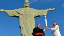 Cardenal Orani Tempesta, Arzobispo de Río de Janeiro, con la antorcha olímpica a los pies del Cristo Redentor. Foto Arquidiócesis de Río de Janeiro