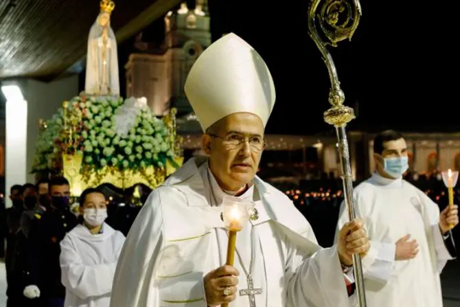 Fátima nos enseña a iluminar un mundo a oscuras, dice Cardenal en santuario mariano