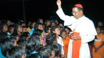 El Cardenal Toppo con un grupo de niños en la India. Foto Arquidiócesis de Ranchi