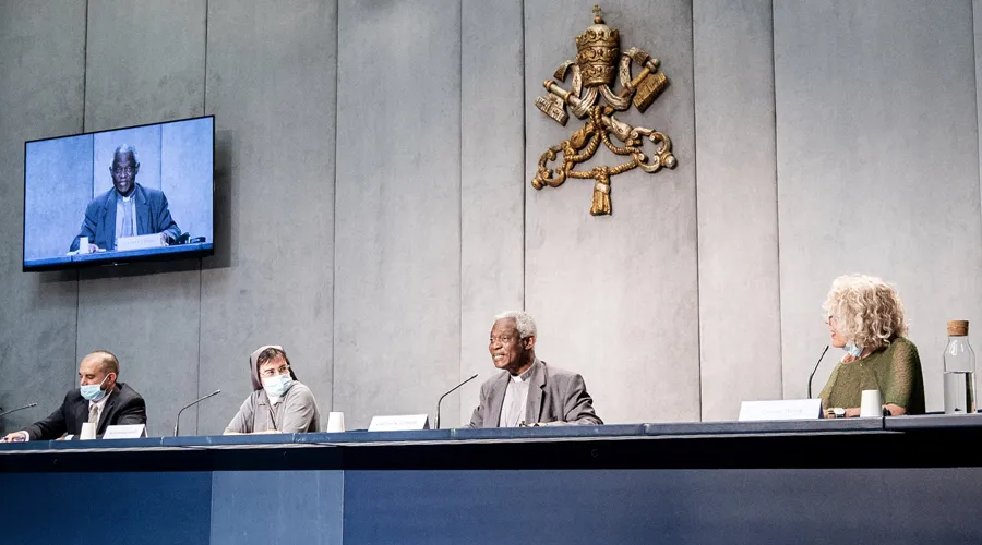 Comisión Vaticana para el COVID-19 en la oficina de prensa. Foto: Daniel Ibáñez / ACIPrensa