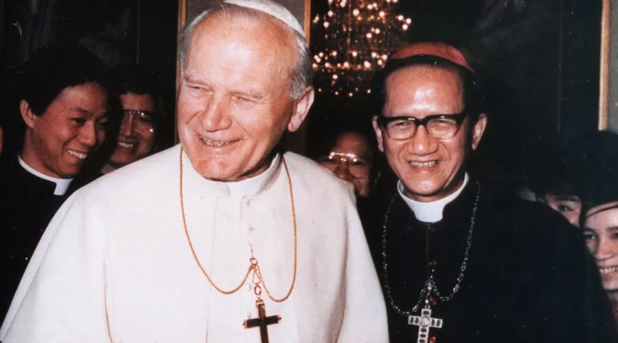 Foto de archivo: Cardenal Van Thuan con San Juan Pablo II. Foto: Postulación causa beatificación del Card. Van Thuan
