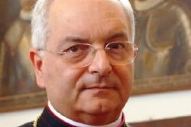 Cardenal Piacenza explica "crisis" del sacerdocio católico
