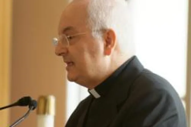 Urgen sacerdotes santos en los que nada oscurezca brillo de Dios, dice Cardenal Piacenza