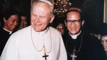Cardenal Van Thuan con San Juan Pablo II. Crédito: Postulación causa beatificación del Cardenal