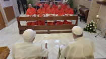 Los 14 nuevos Cardenales junto con el Papa Francisco y el Papa Benedicto XVI. Foto: Vatican Media
