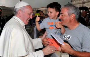 El Papa con un cardiu00f3logo y su hijo. Foto. L'Osservatore Romano 