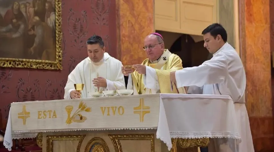 Mons. Cargnello celebrando la Eucaristía. Crédito: Arzobispado de Salta?w=200&h=150