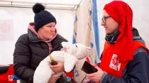 Voluntaria de Cáritas Polonia asiste a una madre y su bebé ucranianos. Crédito: Cáritas Polska