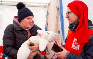 Voluntaria de Cáritas Polonia asiste a una madre y su bebé ucranianos. Crédito: Cáritas Polska 