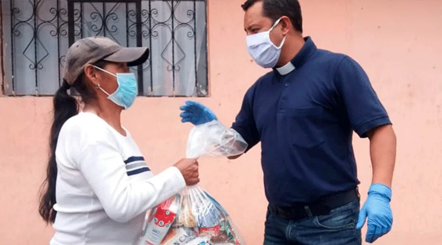 Sacerdote de Quito llevando ayuda de Cáritas / Crédito: Cáritas Ecuador