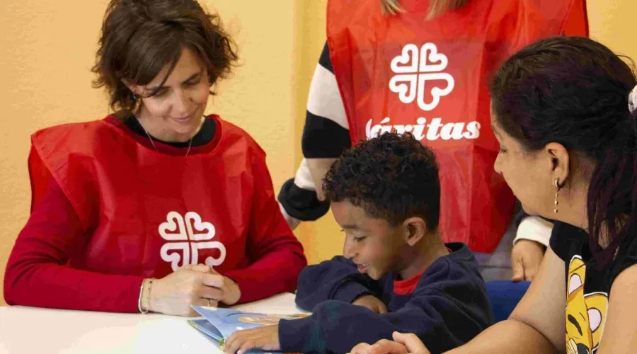 Voluntarios de Cáritas España ayudan a una familia necesitada. Crédito: Cáritas Española / Rocío Peláez?w=200&h=150