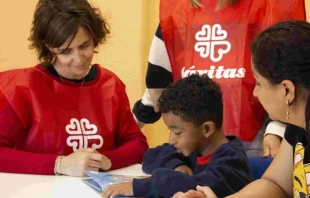 Voluntarios de Cu00e1ritas Espau00f1a ayudan a una familia necesitada. Cru00e9dito: Cu00e1ritas Espau00f1ola / Rocu00edo Pelu00e1ez 