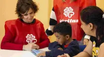 Voluntarios de Cáritas España ayudan a una familia necesitada. Crédito: Cáritas Española / Rocío Peláez