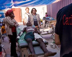 Un paciente es atendido en una clínica de Caritas en Puerto Príncipe (foto: Caritas, Katie Orlinsky)?w=200&h=150